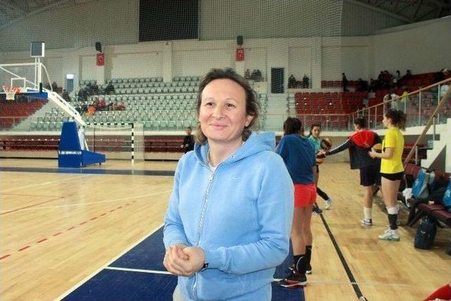 Çiftlikköy Belediyespor Voleybol Takımı Hazırlıklarını Sürdürüyor