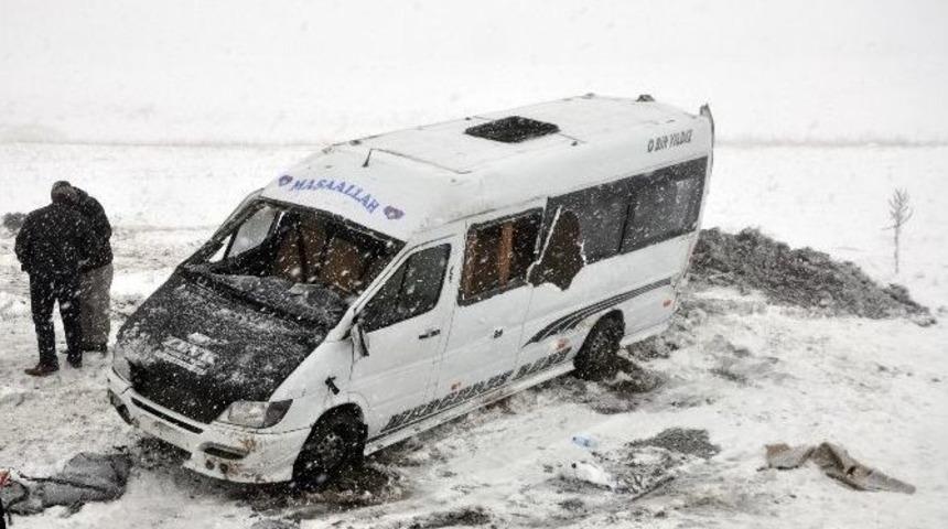 Yozgat&rsquo;ta &Ouml;ğretmenleri Taşıyan Servis Aracı Devrildi: 12 Yaralı