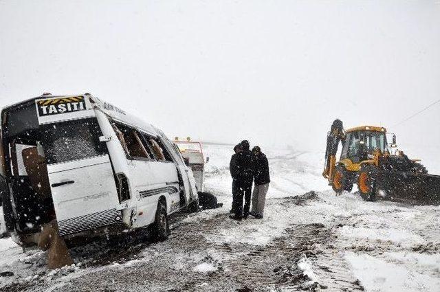 Yozgat’ta Öğretmenleri Taşıyan Servis Aracı Devrildi: 12 Yaralı