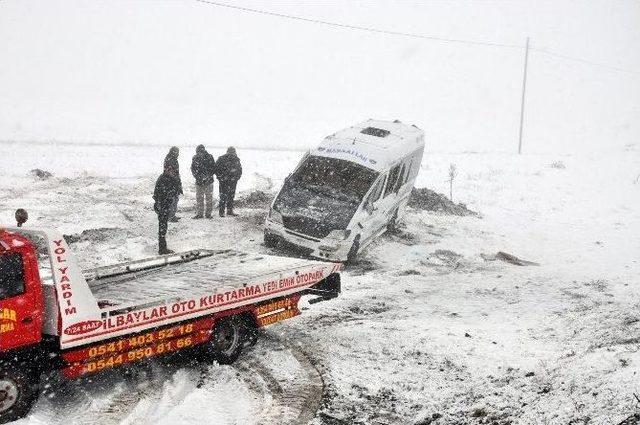 Yozgat’ta Öğretmenleri Taşıyan Servis Aracı Devrildi: 12 Yaralı