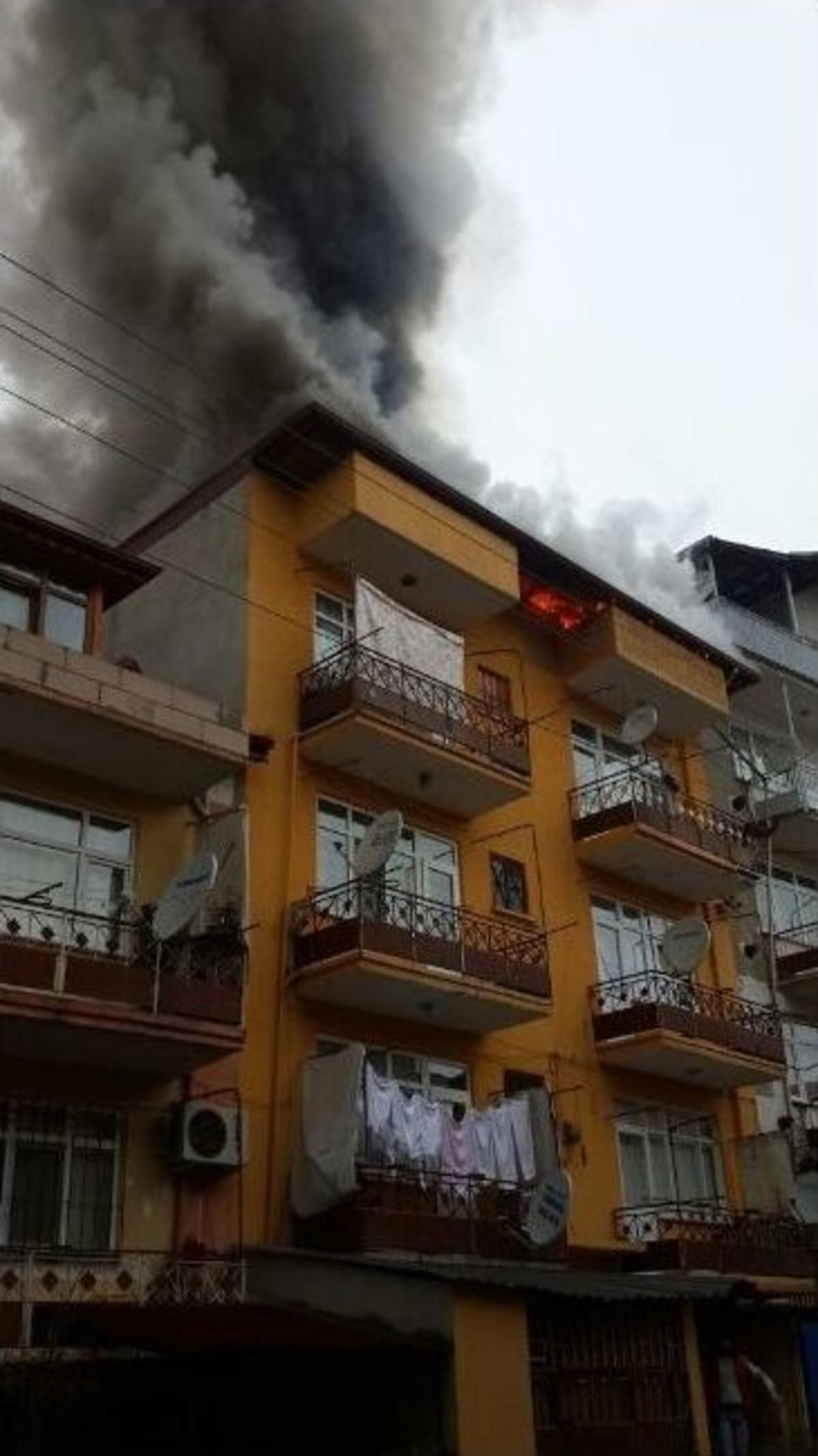 &Ccedil;atıda &Ccedil;ıkan Yangın Paniğe Nede Oldu