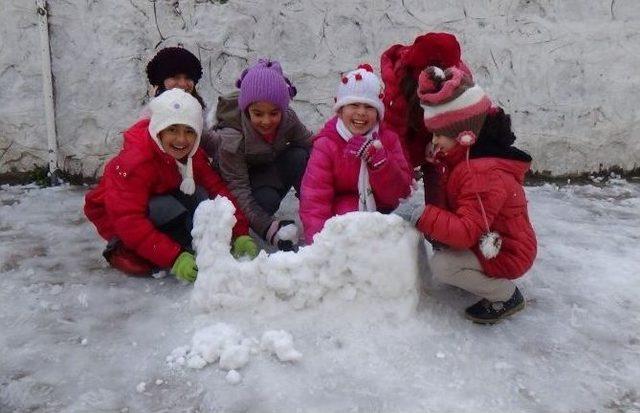 Yozgat’ta Kar Yağışına En Çok Çocuklar Sevindi