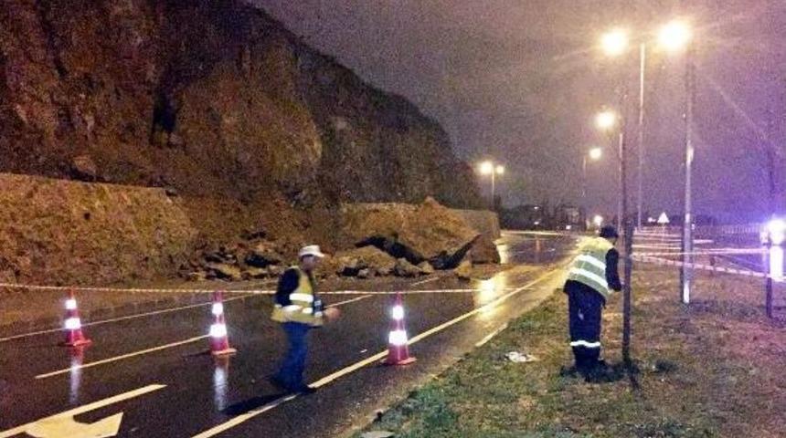 Gebze'de Yama&ccedil;tan Yuvarlanan Kayalar Yolu Kapattı