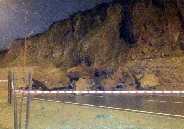 Gebze'de Yamaçtan Yuvarlanan Kayalar Yolu Kapattı