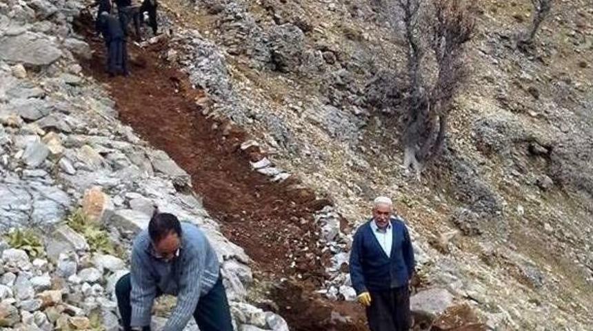 Kazma K&uuml;rekle Yol A&ccedil;ıyorlar