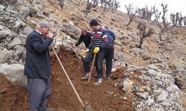 Kazma Kürekle Yol Açıyorlar