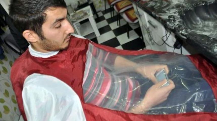 Kuaf&ouml;rden Cep Telefonu İ&ccedil;in Şeffaf Tıraş &Ouml;nl&uuml;ğ&uuml;