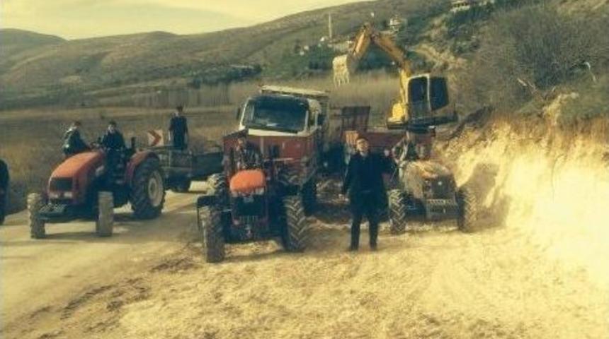 K&ouml;yl&uuml;ler İmece Usul&uuml; İle Yolu Genişlettiler