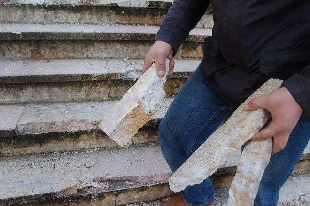 Restore Edilen Cami Bakımsızlıktan Yıkılıyor 2