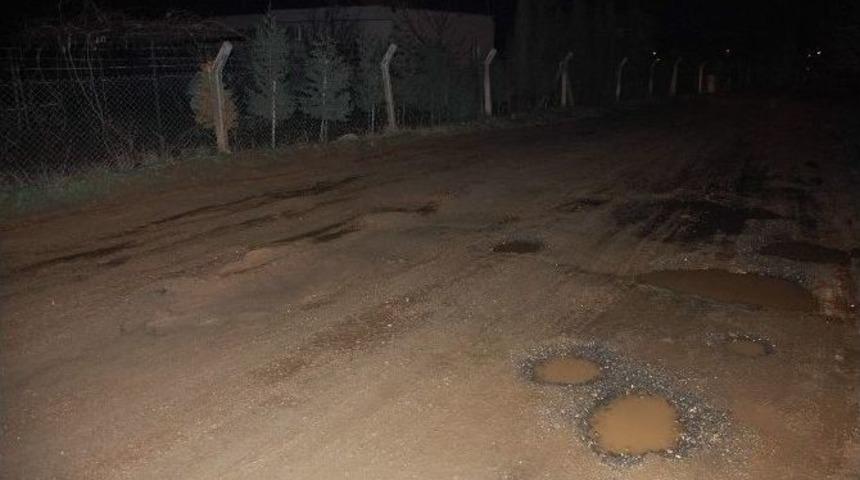 Mahalle Sakinleri &Ccedil;ukur Ve &Ccedil;amurlu Yoldan Şikayet&ccedil;i