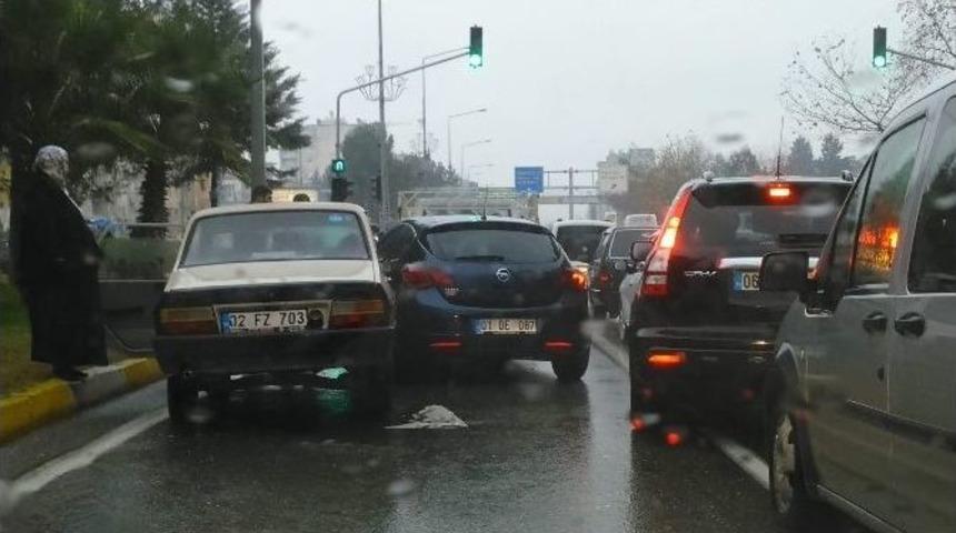 Şiddetli Yağmur Kazaya Neden Oldu