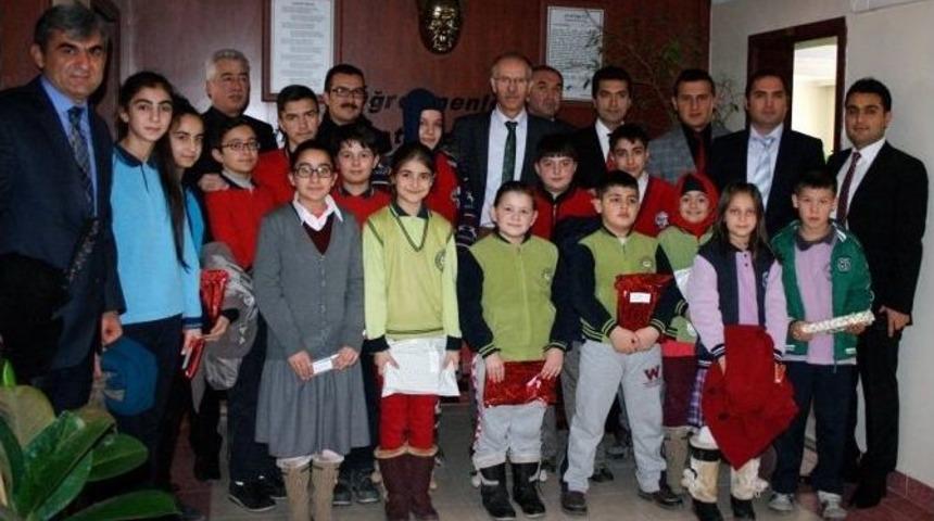 Ekmek İsrafını En İyi Anlatan &Ouml;ğrenciler &Ouml;d&uuml;llerini Aldı