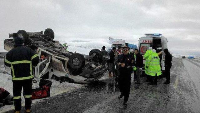 Kamyonet Buzlu Yolda Takla Attı: 6 Yaralı