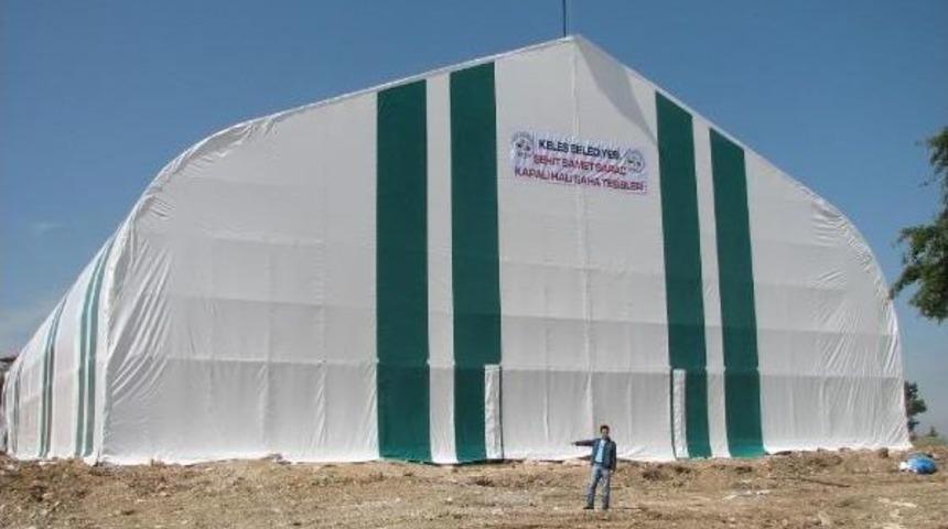 Kar Nedeniyle Halı Sahahın Tavanı &Ccedil;&ouml;kt&uuml;