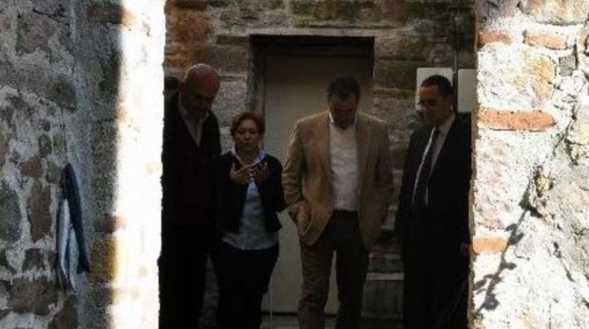 Ayvalık Sokakları G&uuml;zelleşiyor