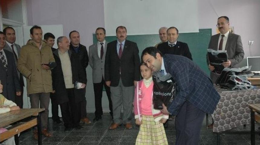 Bucak Ticaret Ve Sanayi Odası &Ouml;ğrencilere Eşofman Hediye Etti