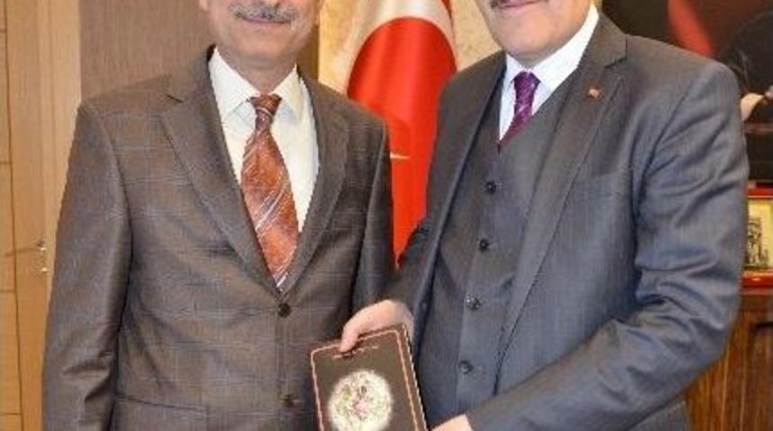 Basın M&uuml;d&uuml;r&uuml;nden Şiir Kitabı