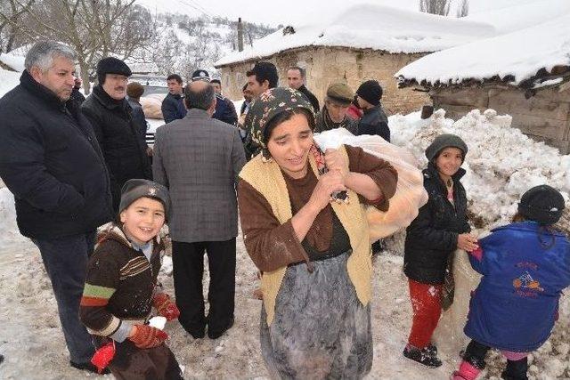 Altıeylül Belediyesi Kar Mağduru Mahalleleri Ziyaret Etti