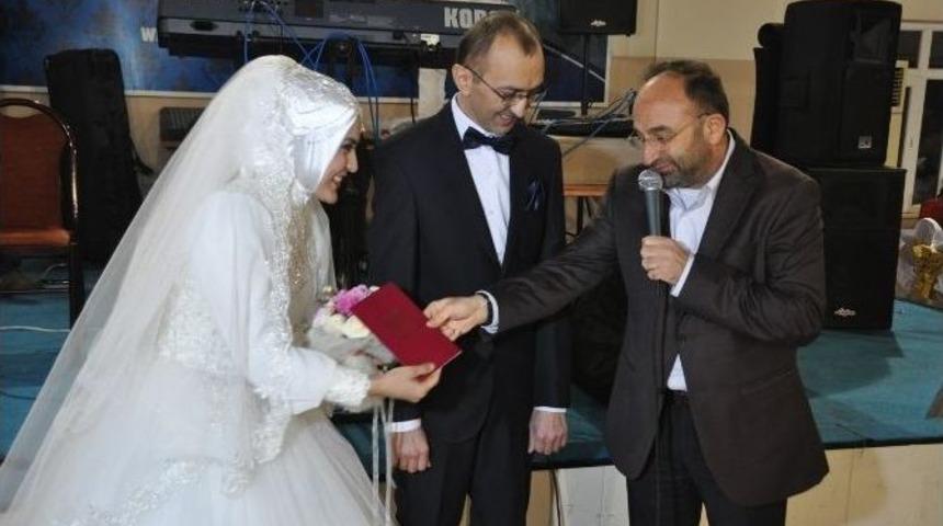 &Uuml;z&uuml;lmez, Yeni Yılın İlk &Ccedil;iftinin D&uuml;ğ&uuml;n&uuml;ne Katıldı