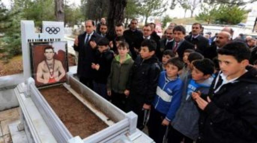 Milli G&uuml;reş&ccedil;i Hamit Kaplan Mezarı Başında Anıldı