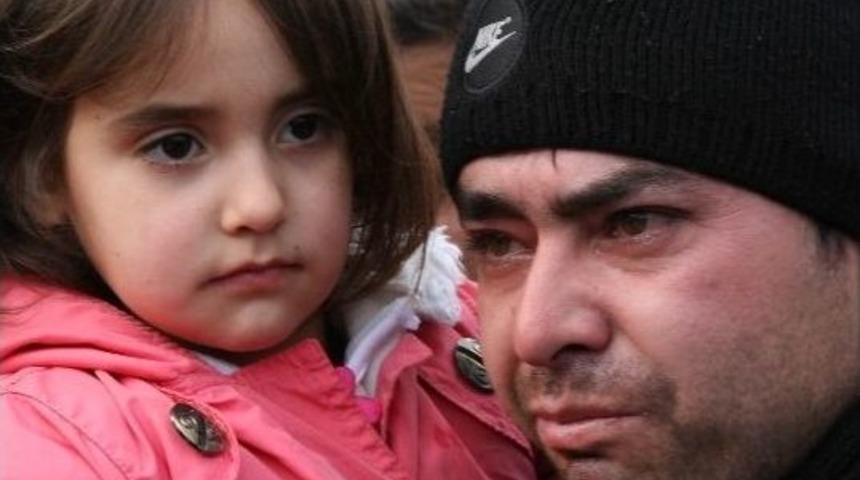 Babasının G&ouml;zyaşlarını Silen Minik Eller