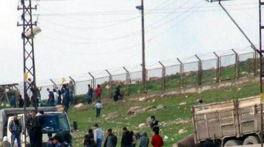 Cizreli 2 Kadın, Askere Taş Atan &Ccedil;ocuklara Taşla Karşılık Verdi