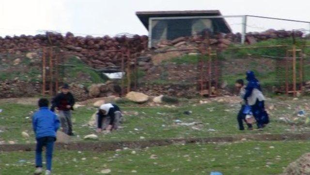 Cizreli 2 Kadın, Askere Taş Atan Çocuklara Taşla Karşılık Verdi