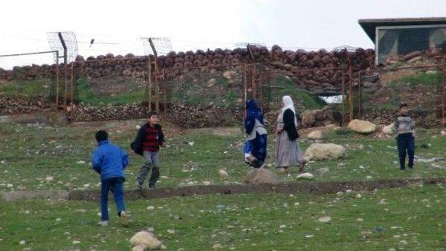 Cizreli 2 Kadın, Askere Taş Atan Çocuklara Taşla Karşılık Verdi