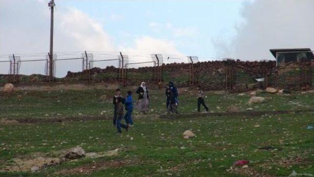 Cizreli 2 Kadın, Askere Taş Atan Çocuklara Taşla Karşılık Verdi