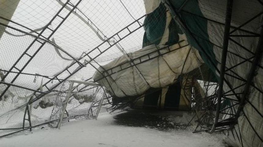 Bursa&rsquo;da Kar Benzinlik Ve Halı Sahayı Yerle Bir Etti