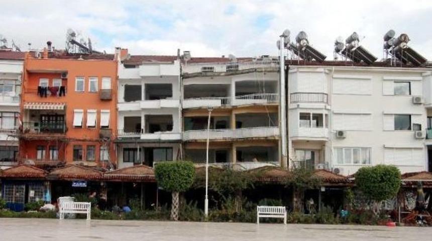 Fethiye'de Çökme Tehlikesi Olan 2 Bina Daha Yıkılıyor