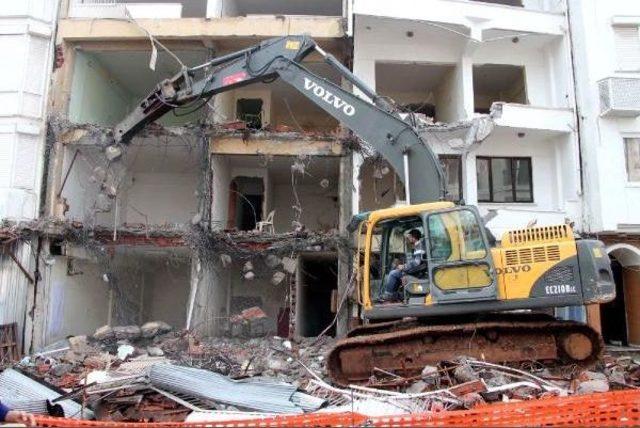 Fethiye de Çökme Tehlikesi Olan 2 Bina Daha Yıkılıyor 1