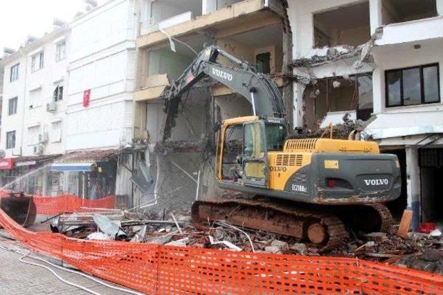 Fethiye de Çökme Tehlikesi Olan 2 Bina Daha Yıkılıyor 2