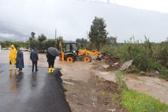 Arsuz’da Şiddetli Yağış Hayatı Felç Etti, Bazı Mahalleler Sular Altında Kaldı