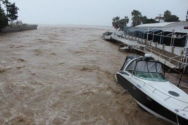 Arsuz’da Şiddetli Yağış Hayatı Felç Etti, Bazı Mahalleler Sular Altında Kaldı