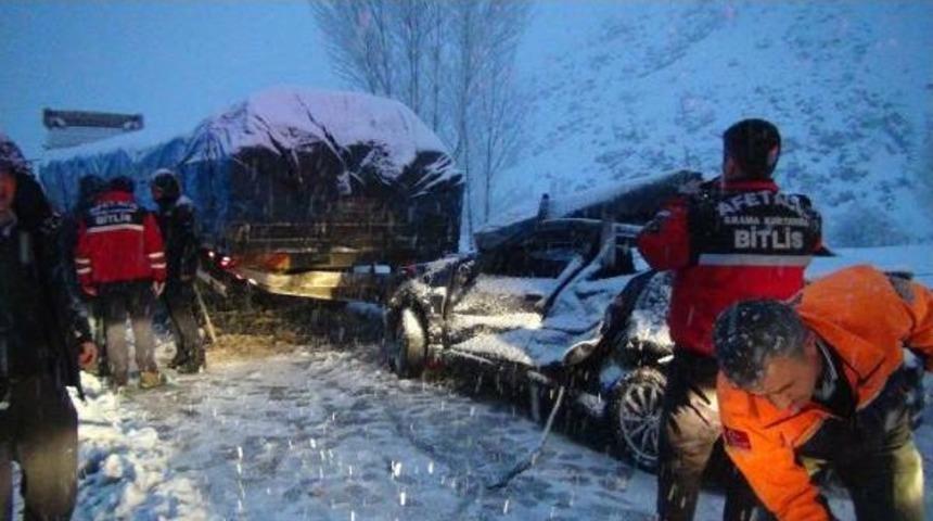 Otomobil Park Halindeki Tıra Arkadan &Ccedil;arptı