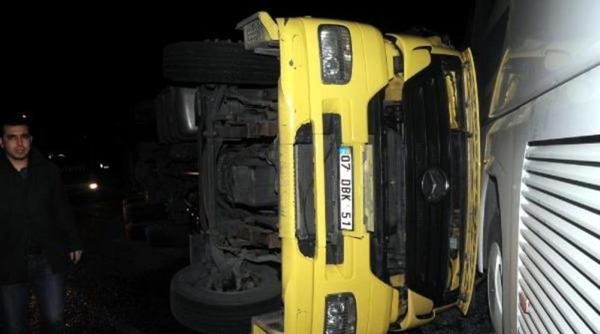 Yan Yatan Kamyon Yolcu Otob&uuml;s&uuml;ne &Ccedil;arptı: 12 Yaralı