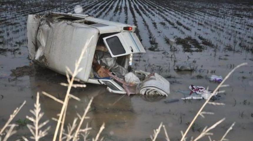 Otomobile Arkadan &Ccedil;arpan Minib&uuml;s Tarlaya U&ccedil;tu
