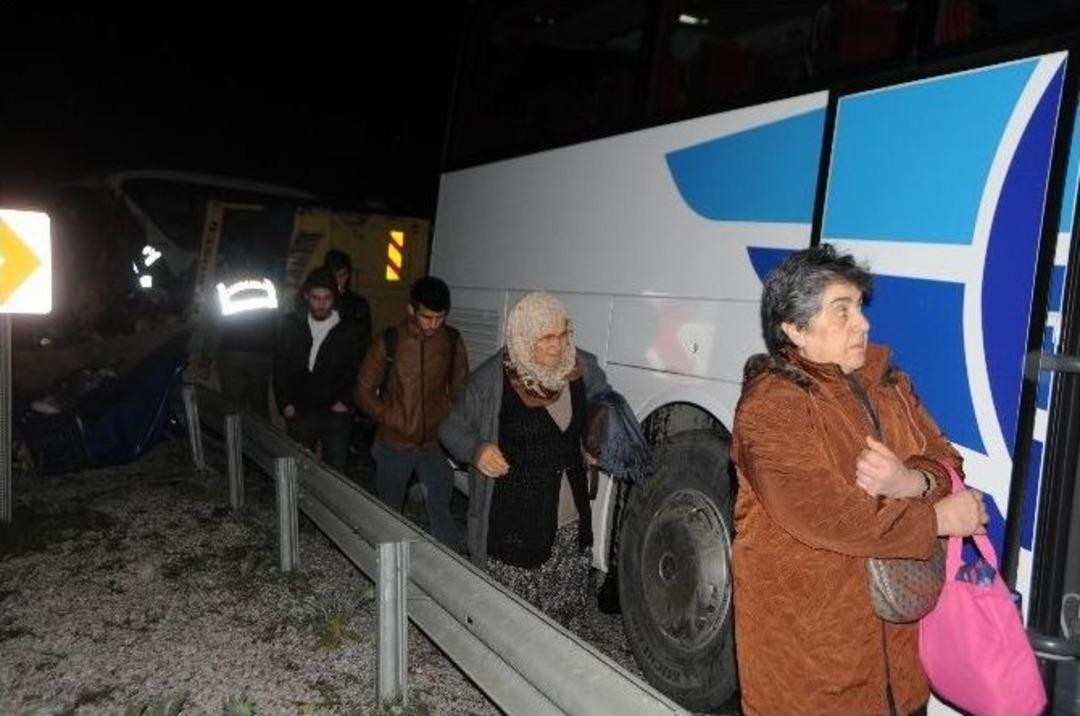 Devrilen Kamyon Yolcu Otob&uuml;s&uuml; İle &Ccedil;arpıştı: 1&rsquo;i Ağır 12 Yaralı