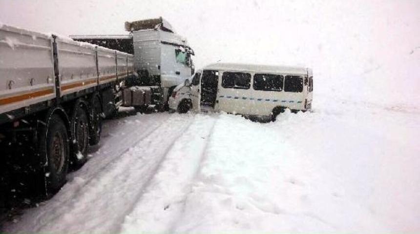 G&ouml;ksun'da Tır İle İş&ccedil;i Taşıyan Minib&uuml;s &Ccedil;arpıştı: 11 Yaralı