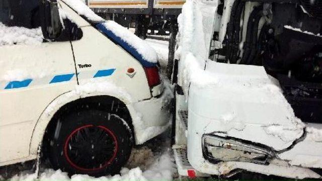 G&ouml;ksun da Tır İle İş&ccedil;i Taşıyan Minib&uuml;s &Ccedil;arpıştı: 11 Yaralı 1