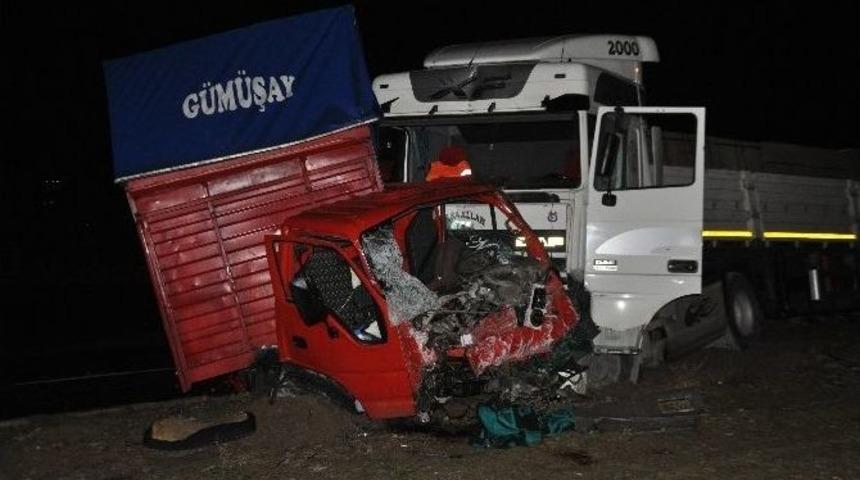 Tır İle Kamyonet &Ccedil;arpıştı: 1 &Ouml;l&uuml;, 2 Yaralı