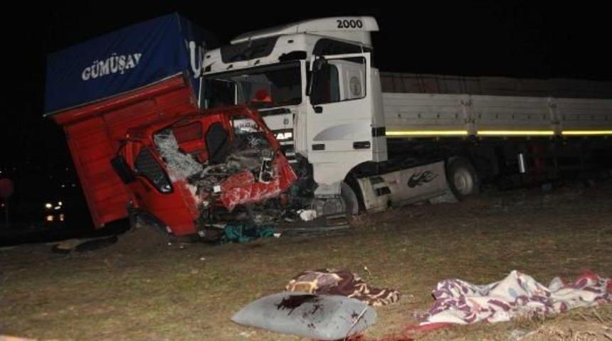 Tır, Kamyona &Ccedil;arptı: 1 &Ouml;l&uuml;, 2 Yaralı