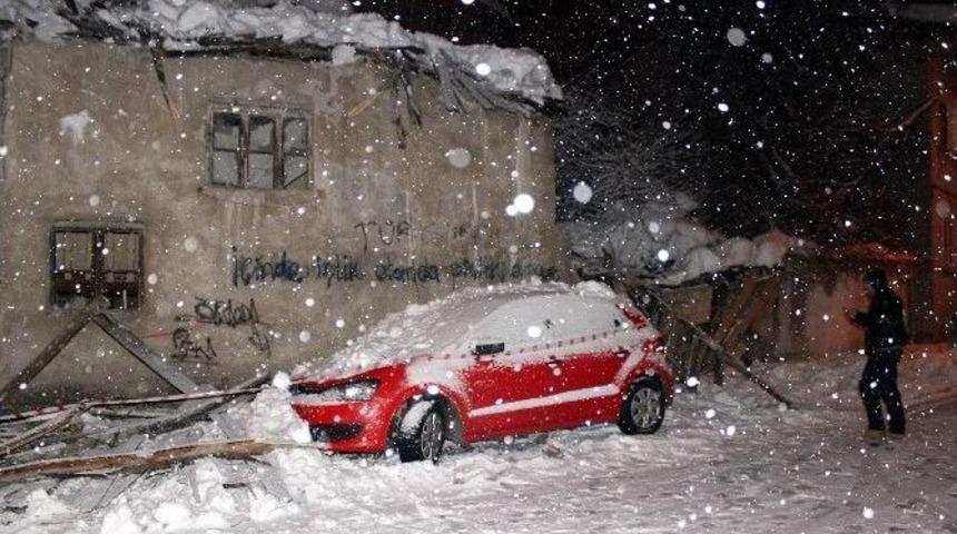 Metruk Binanın &Ccedil;atısı Otomobilin &Uuml;zerine G&ouml;&ccedil;t&uuml;