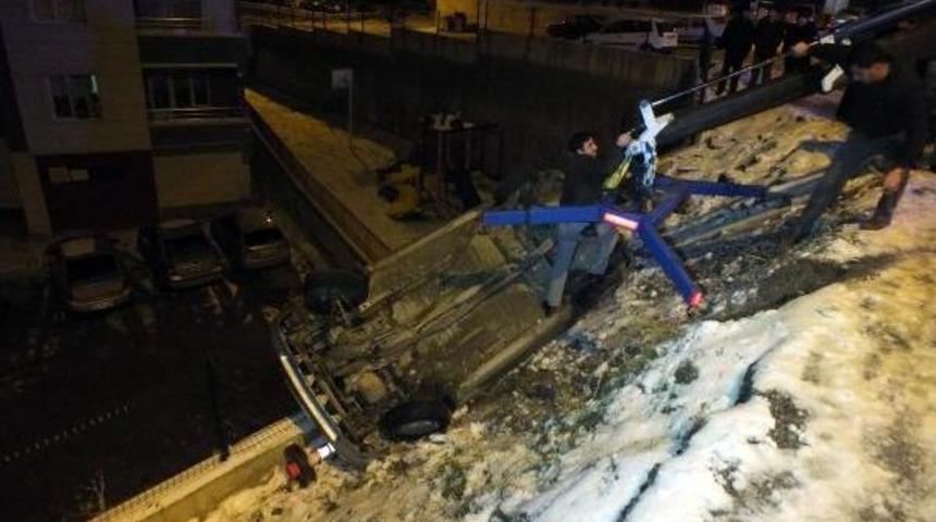 Otomobil İstinat Duvarında Asılı Kaldı