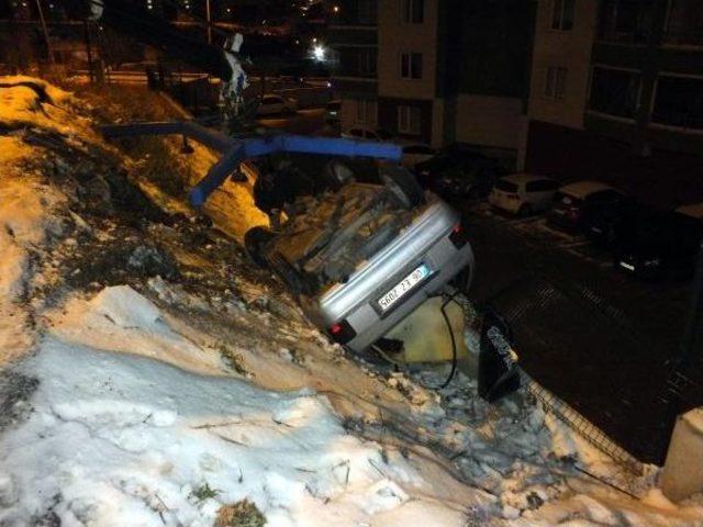 Otomobil İstinat Duvarında Asılı Kaldı 1