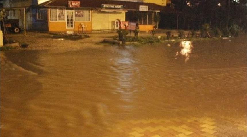 Hatay&rsquo;da Etkili Olan Şiddetli Yağış Nedeniyle S&uuml;r&uuml;c&uuml;ler Zor Anlar Yaşadı.