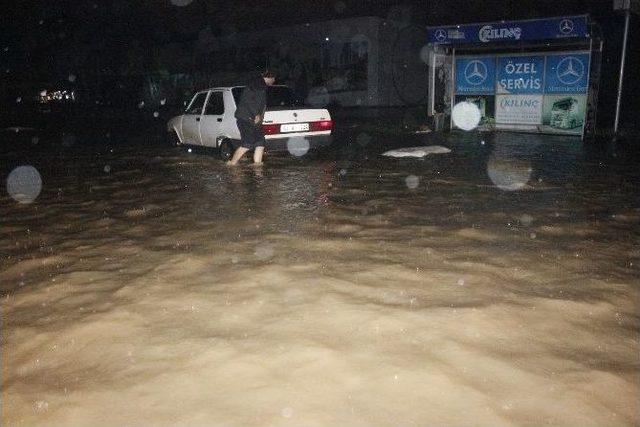 Hatay’da Etkili Olan Şiddetli Yağış Nedeniyle Sürücüler Zor Anlar Yaşadı.