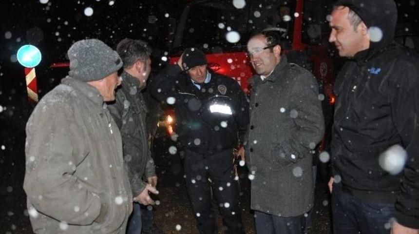 Sandıklı&rsquo;da Yoğun Kar Ve Tipi Karayolunu Kapattı