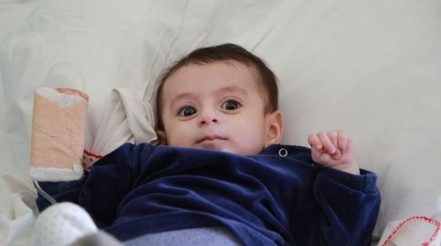 5 Aylık Bebeğin Kalbindeki Doğuştan İki Delik Cerrahisiz Y&ouml;ntemle Kapatıldı